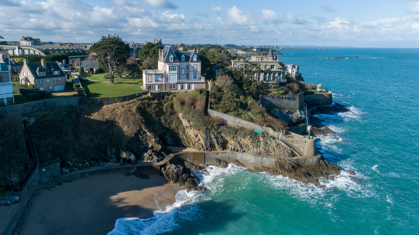 Dinard, chemin de ronde de la Malouine. La Villa de droite a ppartient au milliardaire François Pinault.