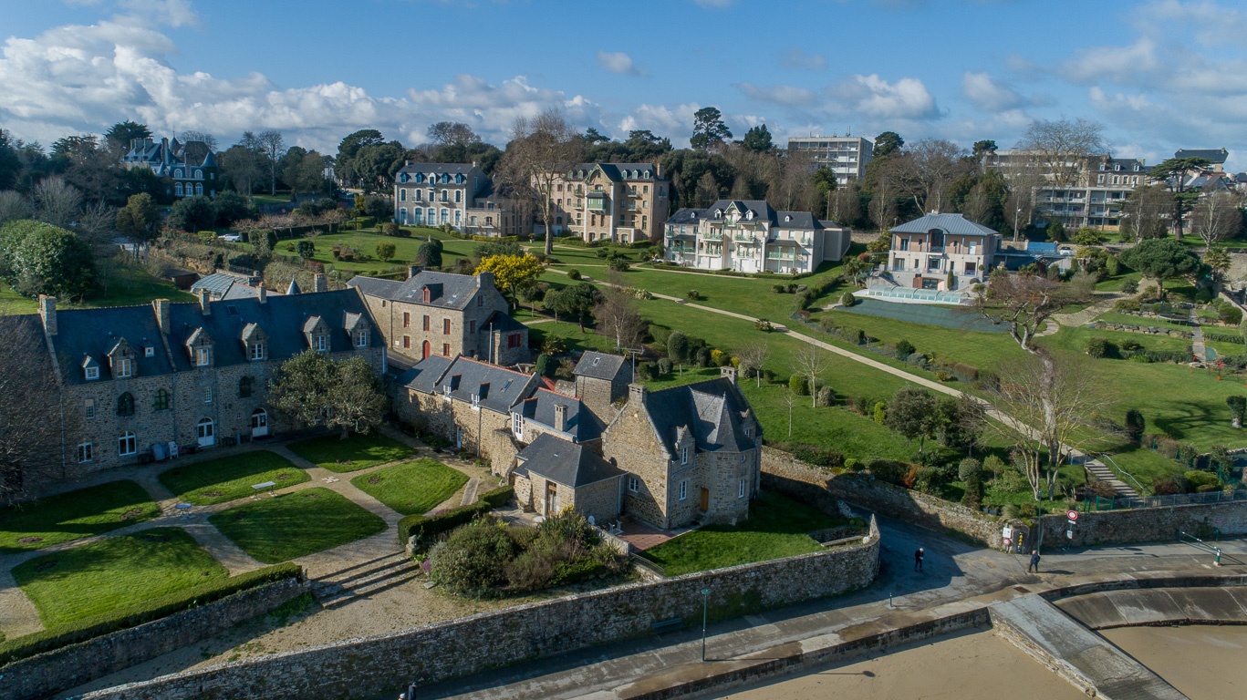 Dinard, Plage du Prieuré et départ de la promenade au Clair de Lune.