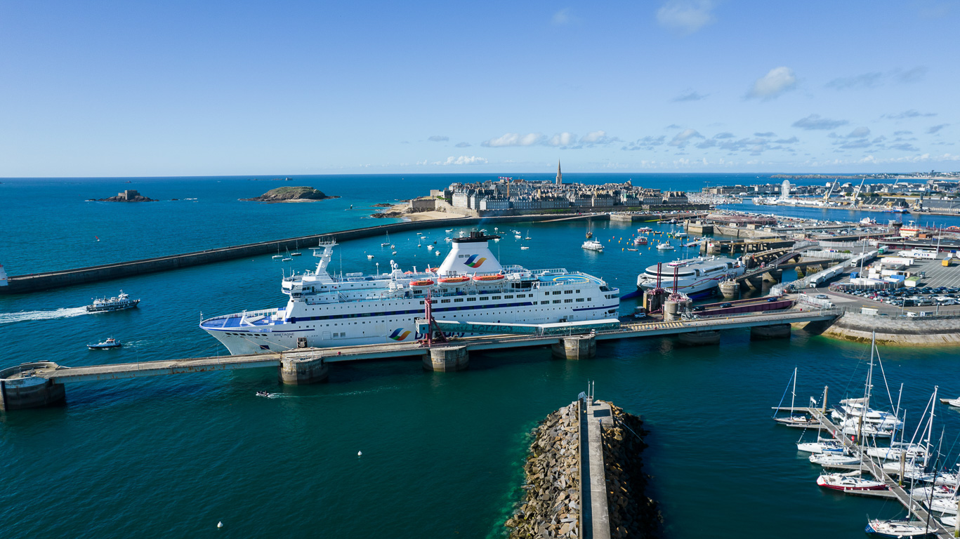 Saint-Malo. Vue depuis le port des Sablons, la ville Intra-muros et en premier plan, un navire de la Britany ferries.