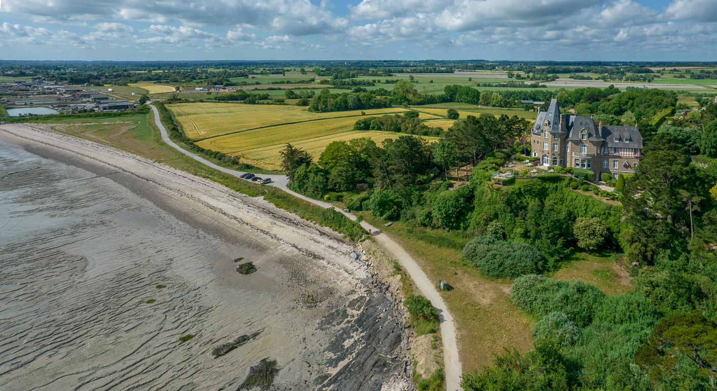 Saint-Méloir-des-Ondes, Le Buot. Château Richeux et restaurant "Le Coquillage".