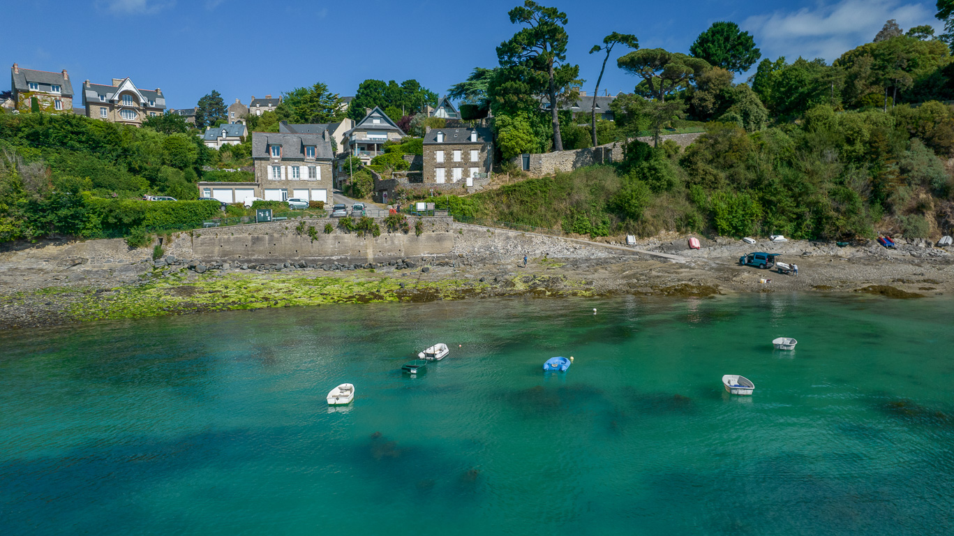 Cancale. Chemin de la Corniche et rue de l'Aiguade. Au large, l'île des Rimains. Le sentier de randonnée.