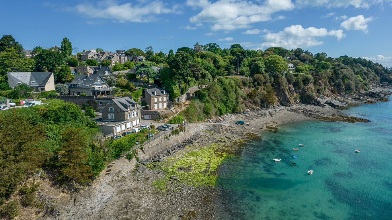 Cancale. Chemin de la Corniche et rue de l'Aiguade. Au large, l'île des Rimains. Le sentier de randonnée.