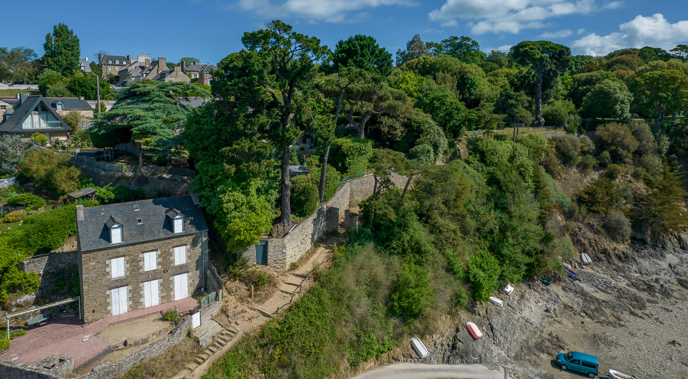 Cancale. Chemin de la Corniche et rue de l'Aiguade. Au large, l'île des Rimains. Le sentier de randonnée.