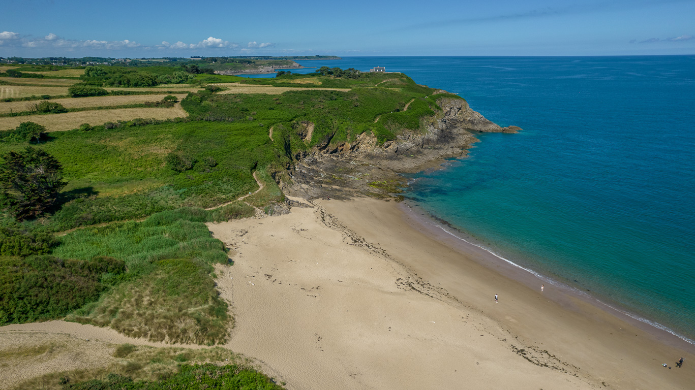 Cancale, le sentier de randonnée et la plage du Saussaye.