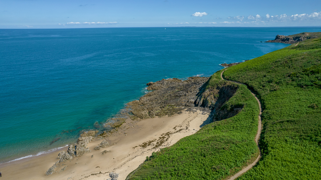 Cancale, le sentier de randonnée et la plage du Saussaye.