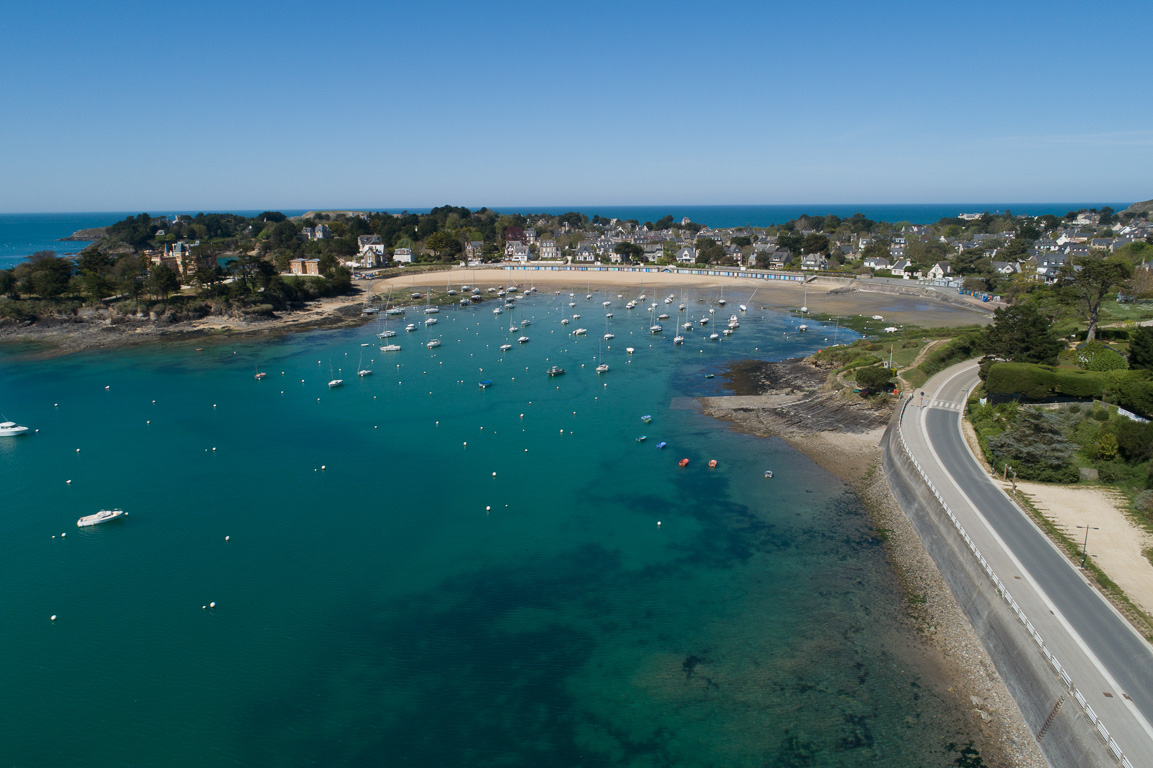 Saint-Briac, Plage du Béchet et  le château du Nessay