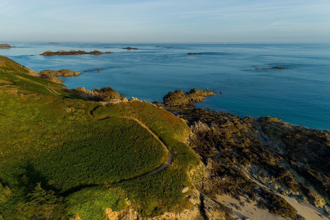 Saint-Coulomb. Plage des Chevrets à  la Guimorais, vue de drone.