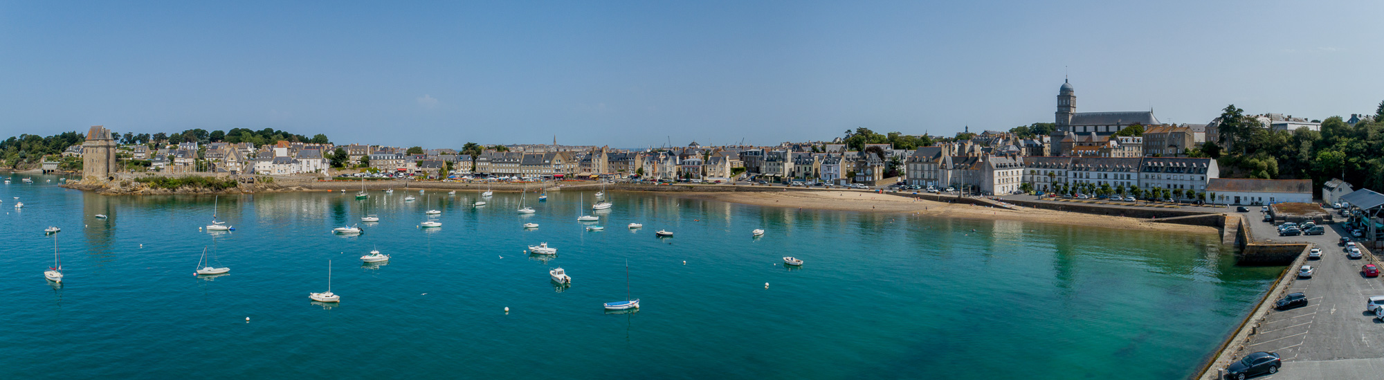 Saint-Malo, quartier de Saint-Servan, la tour Solidor et la plage, vue de drone.