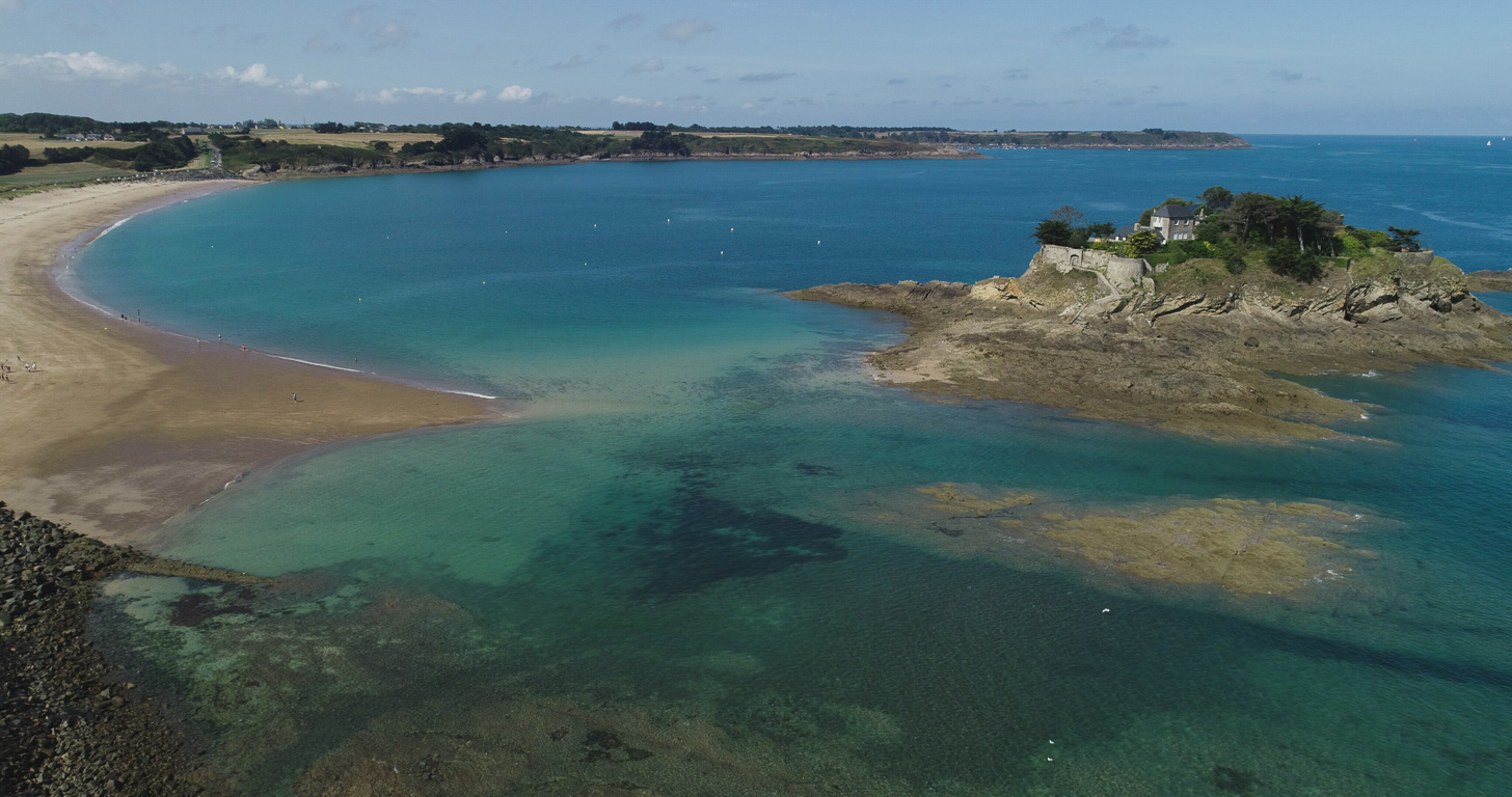 Saint Coulomb. Vue de drone ; plage et Île Du Guesclin. Il y a quelques années, la maison sur l'île a appartenu à Léo Ferré.
