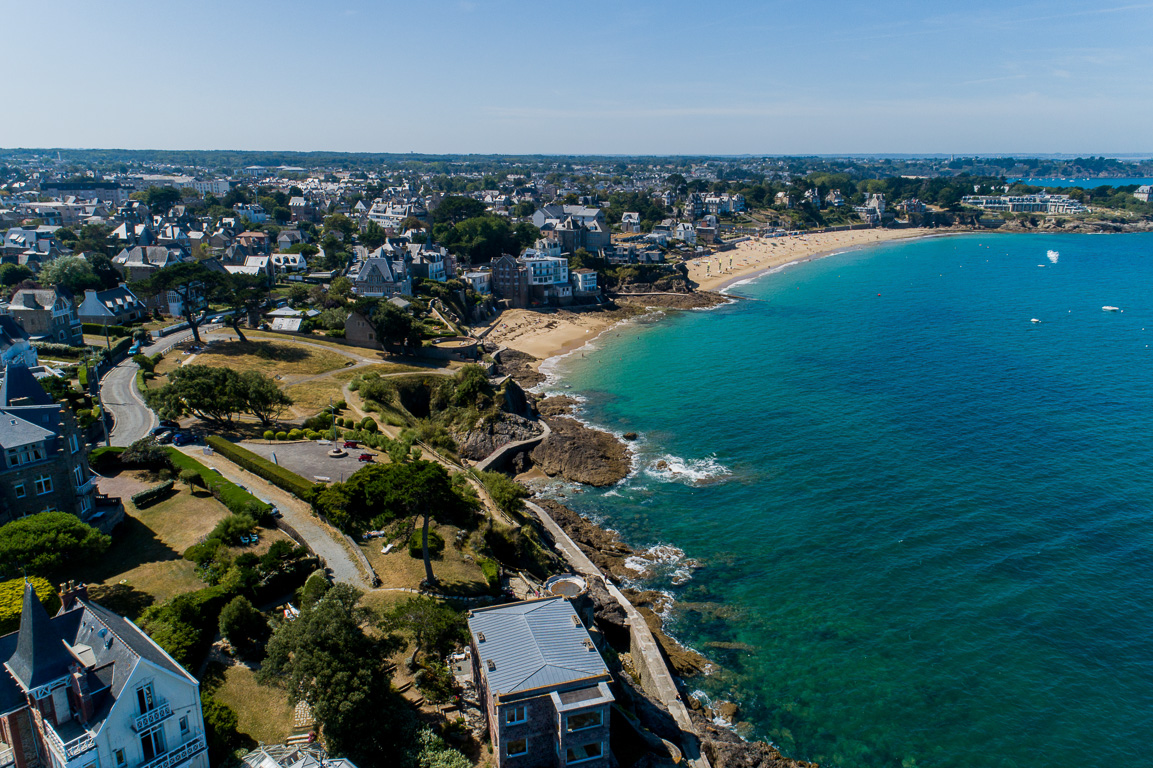 Dinard. Vue de la Pointe de la Malouine . La plage du Port-Blanc et la plage de Saint-Enogat.