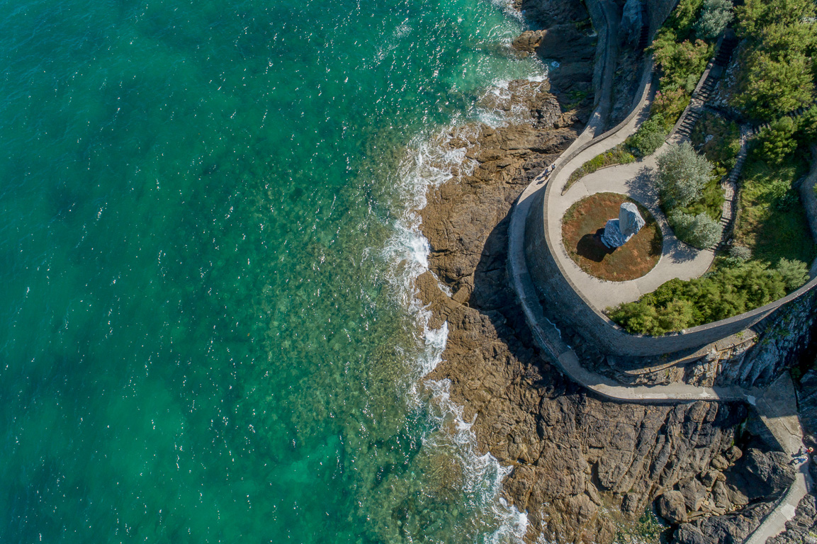 Dinard. Pointe de la Malouine. Au pied de la villa Greystone acquise récemment par François Pinault, une sculpture l'artiste Penone..