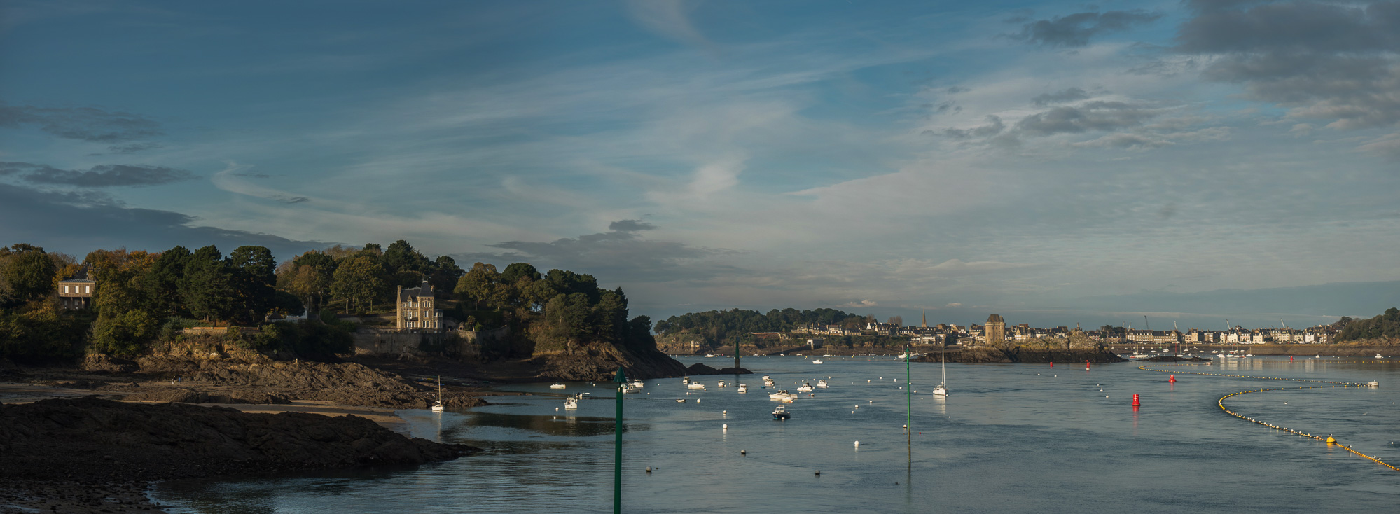 Vue depuis le barrage sur la Rance. A gauche, Dinard - La Vicomté et à droite Le quartier Solidor de Saint-Malo.