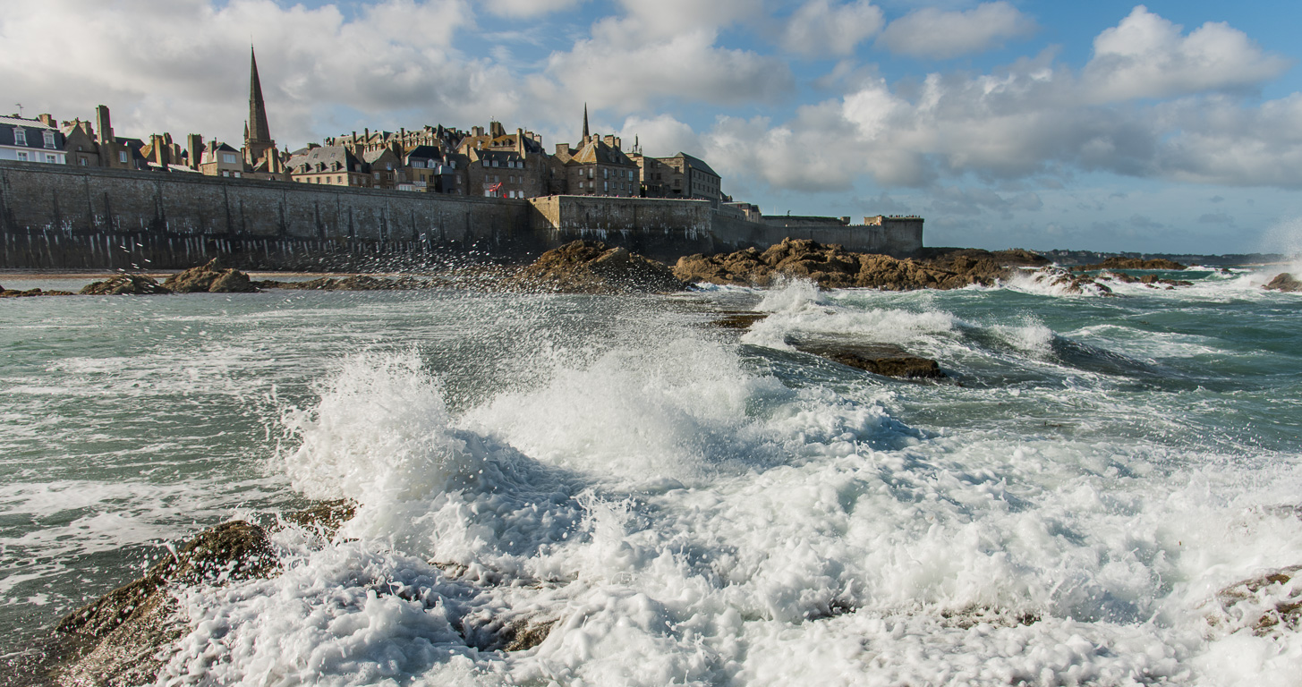 Saint-Malo, plage de l'éventail, vue sur la cité Intra-muros.