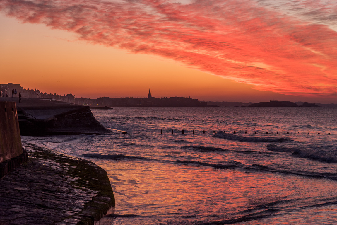 Saint-Malo. Coucher de soleil sur la cale de Rochebonne.