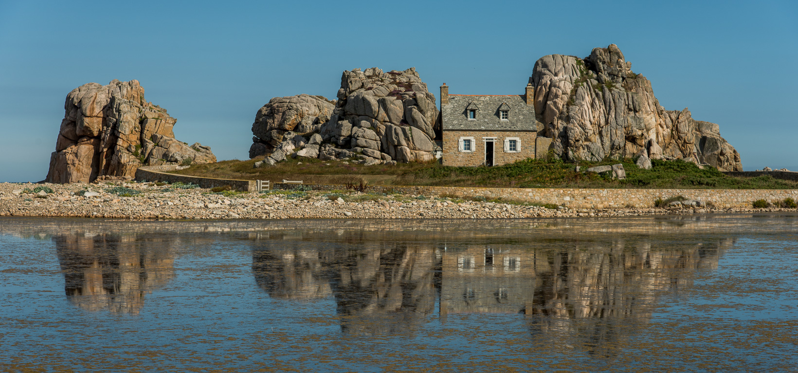 Plougrescant. Quartier de Castel Meur, lieu-dit Le Gouffre. Maison entre les rochers