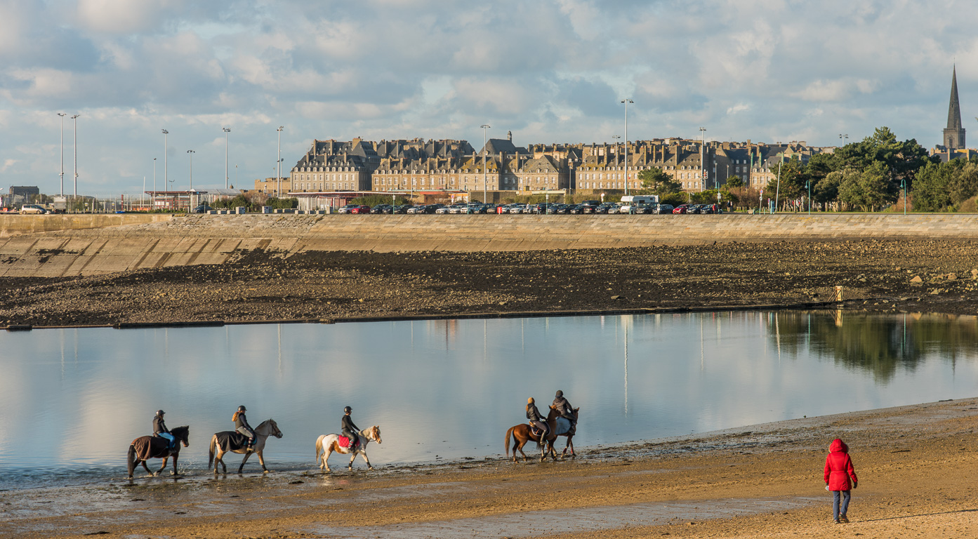 Saint-Malo, port de plaisance et plage des Bas-Sablons, promenade de cavaliers.