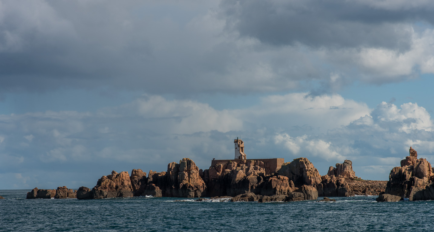 île de Bréhat. Phare du Paon à la pointe Nord de l'île.