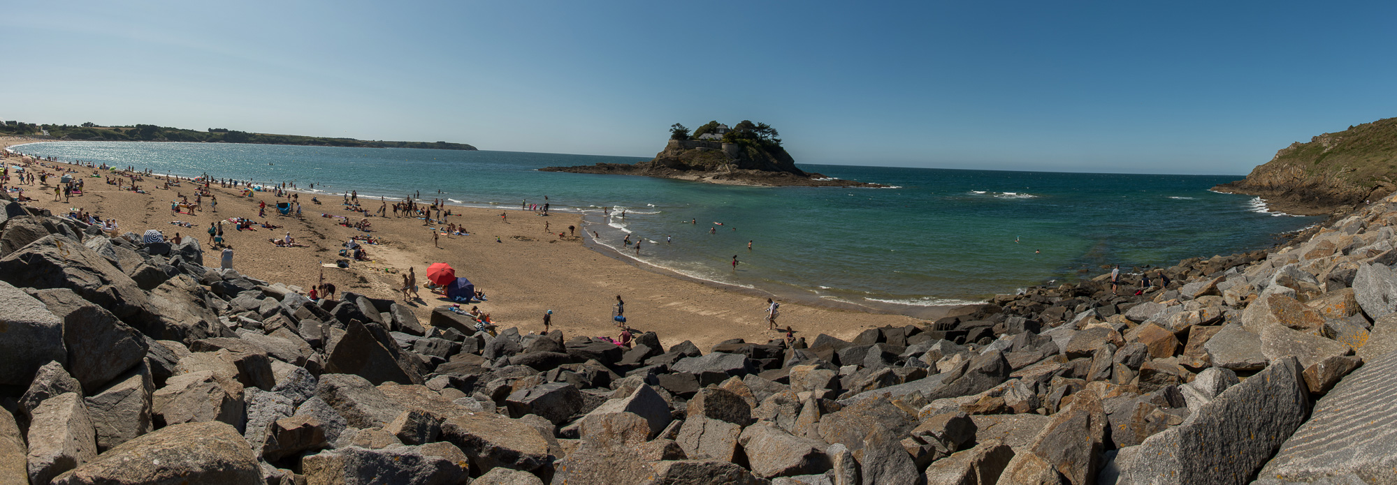 Saint Coulomb. Vue de drone ; plage et Île Du Guesclin. Il y a quelques années, la maison sur l'île a appartenu à Léo Ferré.