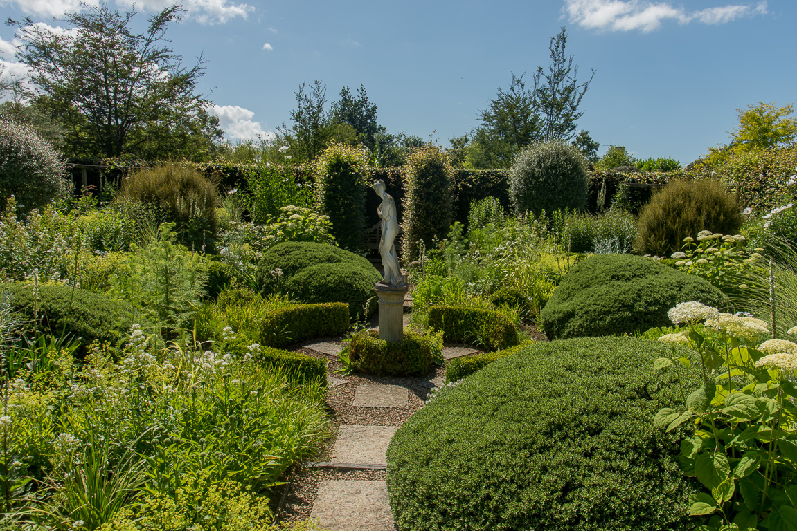 Plouëc-du-Trieux, les  Jardins de Kerfouler. La Cour d'Hélène.