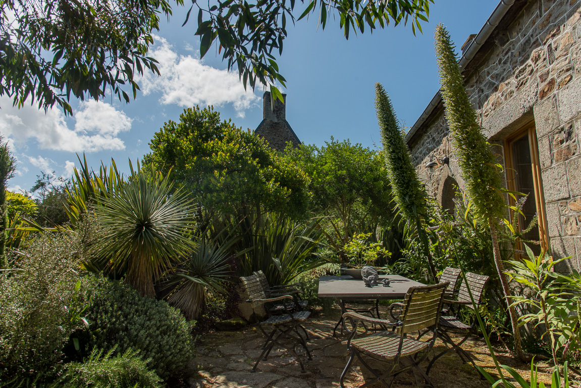 Plouëc-du-Trieux, les  Jardins de Kerfouler?. La Cour.