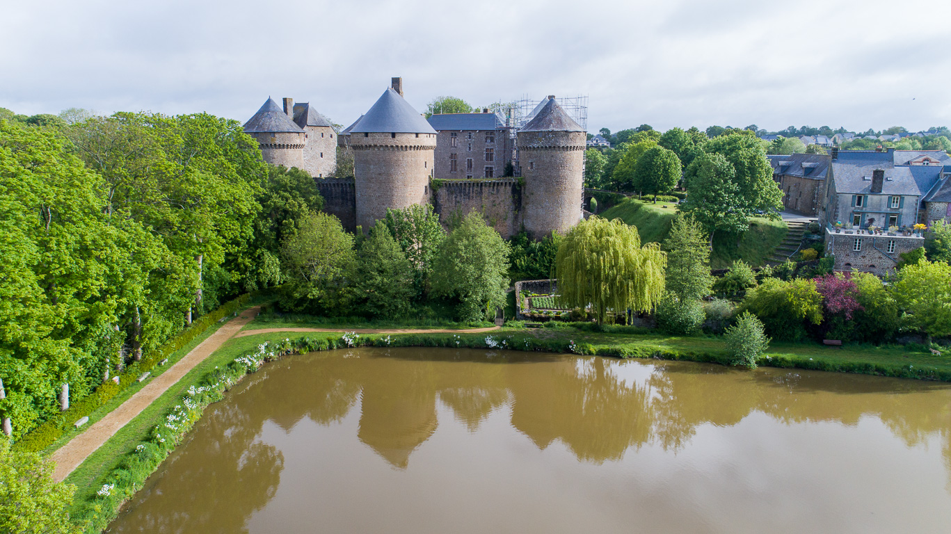 Lassay-les-Châteaux. Le château du XV ème siècle appartient toujours à la famille Montalembert.