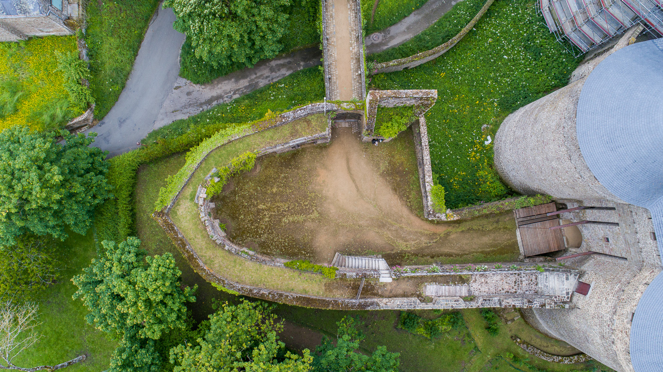 Lassay-les-Châteaux. La barbacane du château du XV ème siècle vue du ciel.