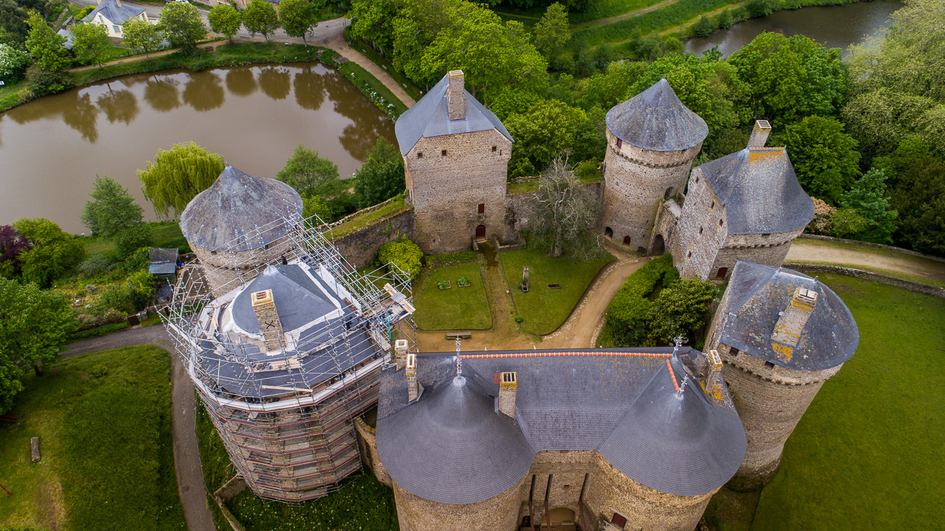 Lassay-les-Châteaux. Le château du XV ème siècle appartient toujours à la famille Montalembert.