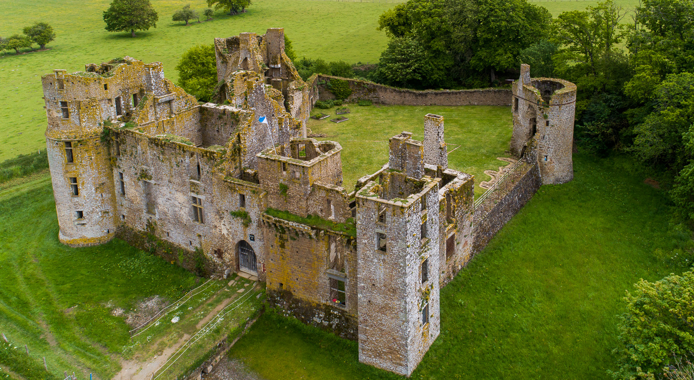 Lassay-les-Châteaux. Ruines du château Thibault.