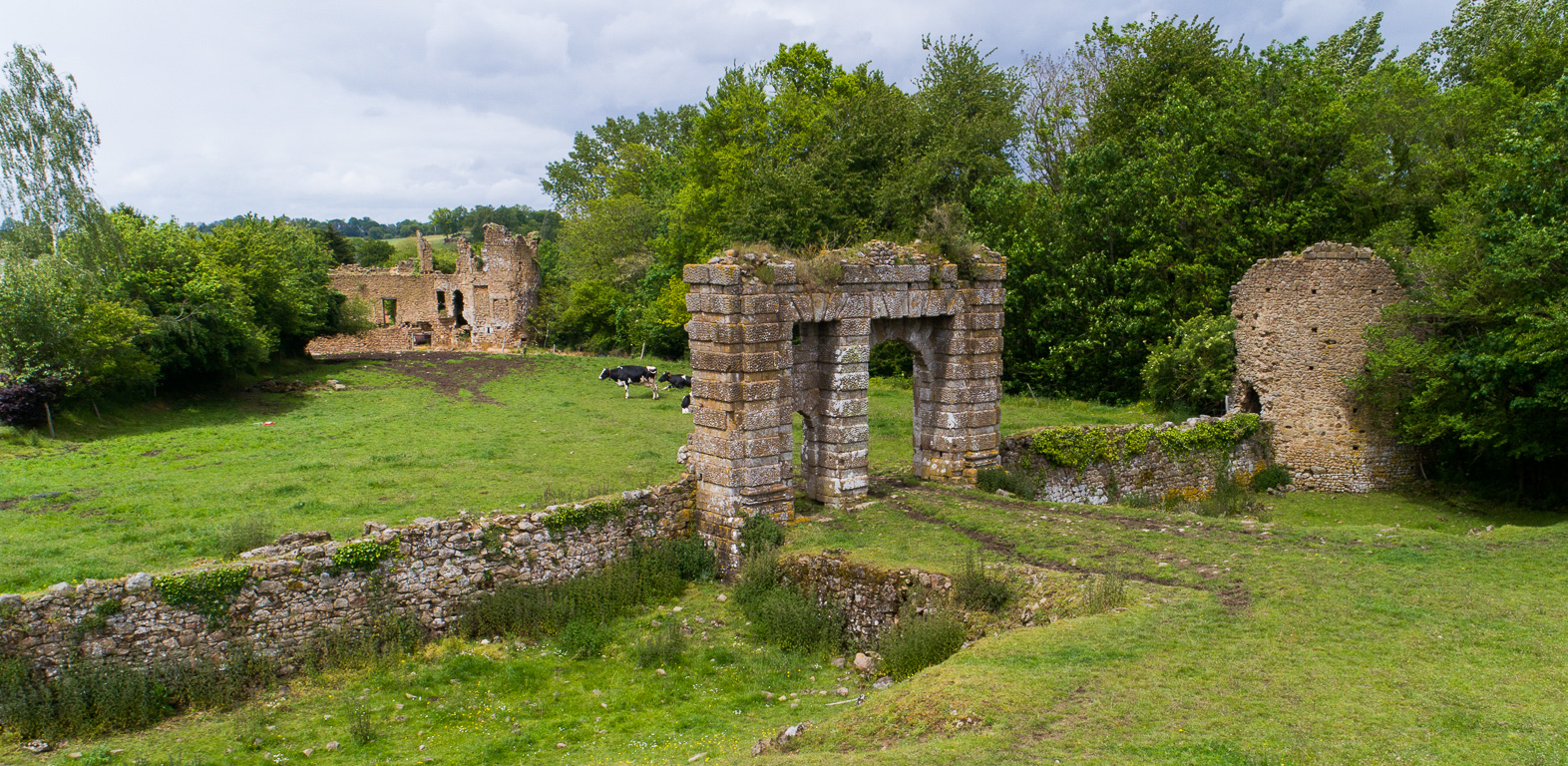 Lassay-les-Châteaux. Ruines du château  de Bois- Frou