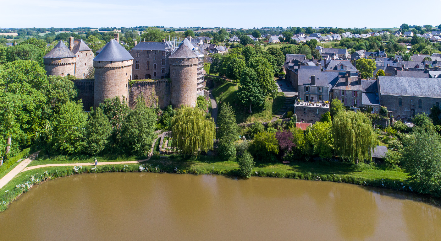 Lassay-les-Châteaux. Le château du XV ème siècle appartient toujours à la famille Montalembert.