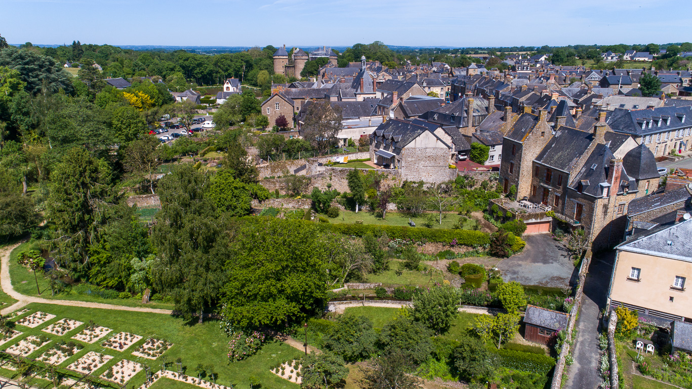 Lassay-les-Châteaux. La roseraie, la ville et le château.