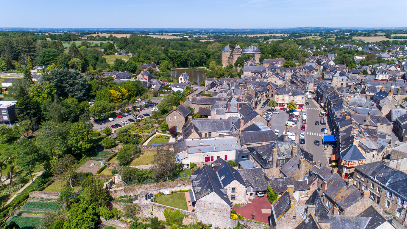 Lassay-les-Châteaux. La ville et le château.