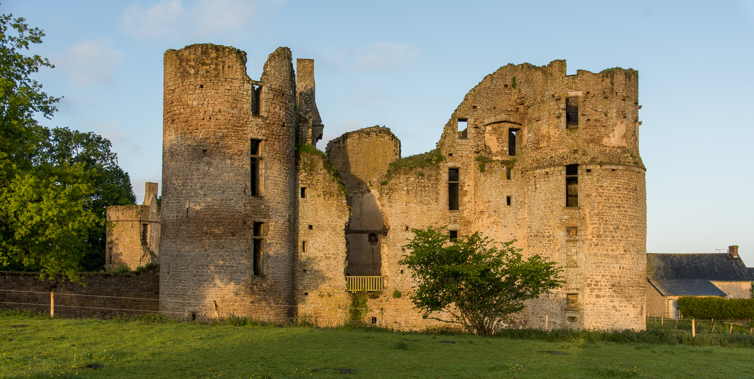 Lassay-les-Châteaux. Ruines du château Thibault.