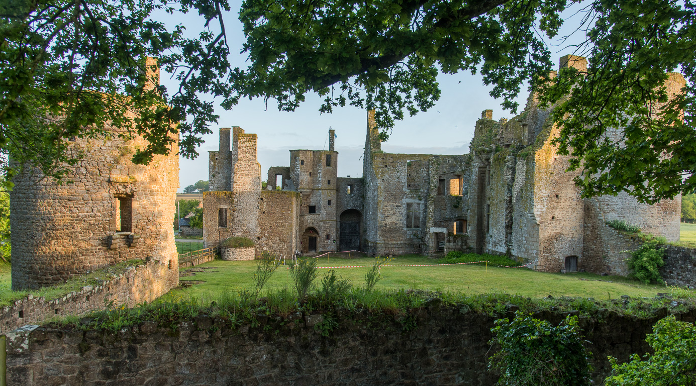 Lassay-les-Châteaux. Ruines du château Thibault.