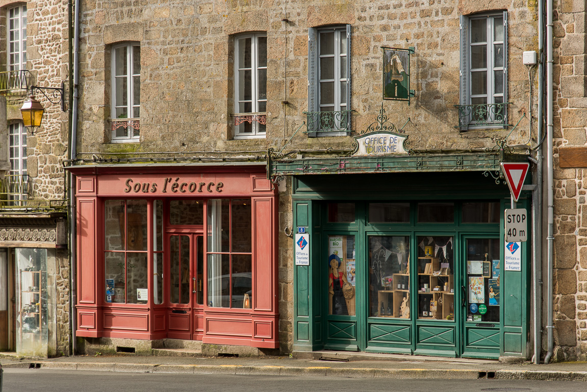 Lassay-les-Châteaux. Boutique de l'Office de Tourisme et atelier galerie du sculpteur Alain Legros.