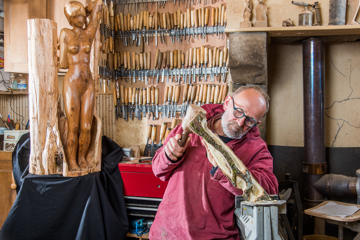 Lassay-les-Châteaux. Le sculpteur Alain Legros dans son atelier.