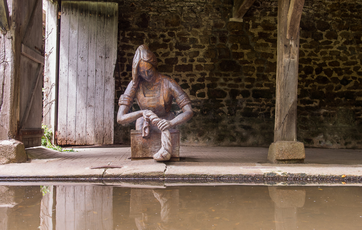 Lassay-les-Châteaux. Un des nombreux lavoir de la cité. Sculpture d'une lavandière par Alain Legros