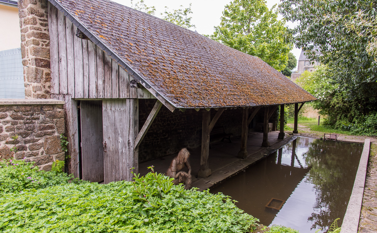 Lassay-les-Châteaux. Un des nombreux lavoir de la cité. Sculpture d'une lavandière par Alain Legros