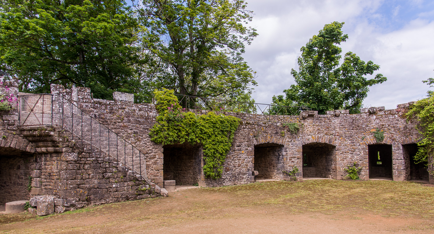 Lassay-les-Châteaux. Les casemates dans la barbacane du XV ème siècle.