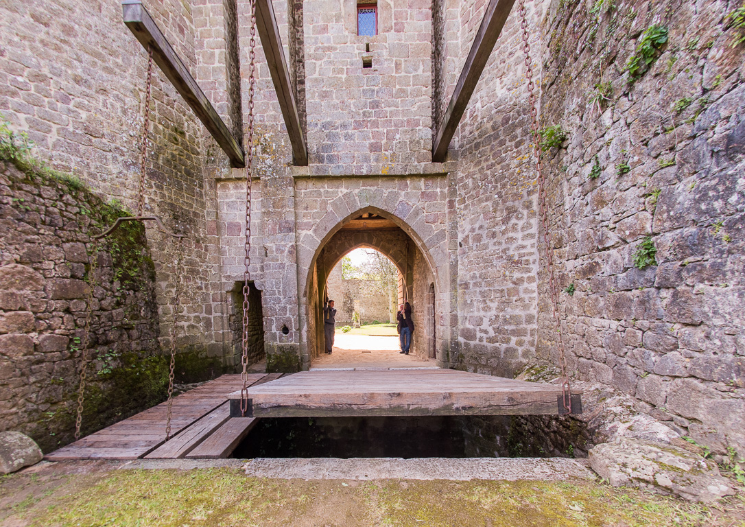 Lassay-les-Châteaux. Le pont-levis du château du XV ème siècle.