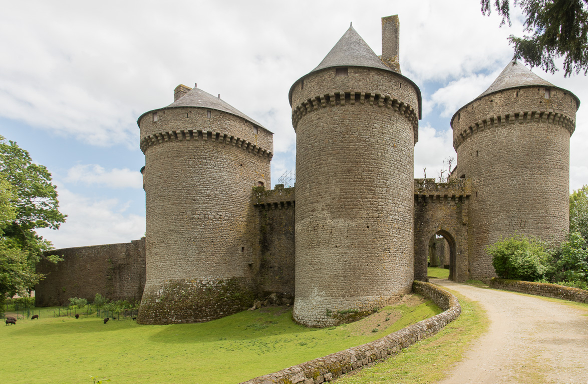 Lassay-les-Châteaux. Le château du XV ème siècle appartient toujours à la famille Montalembert.