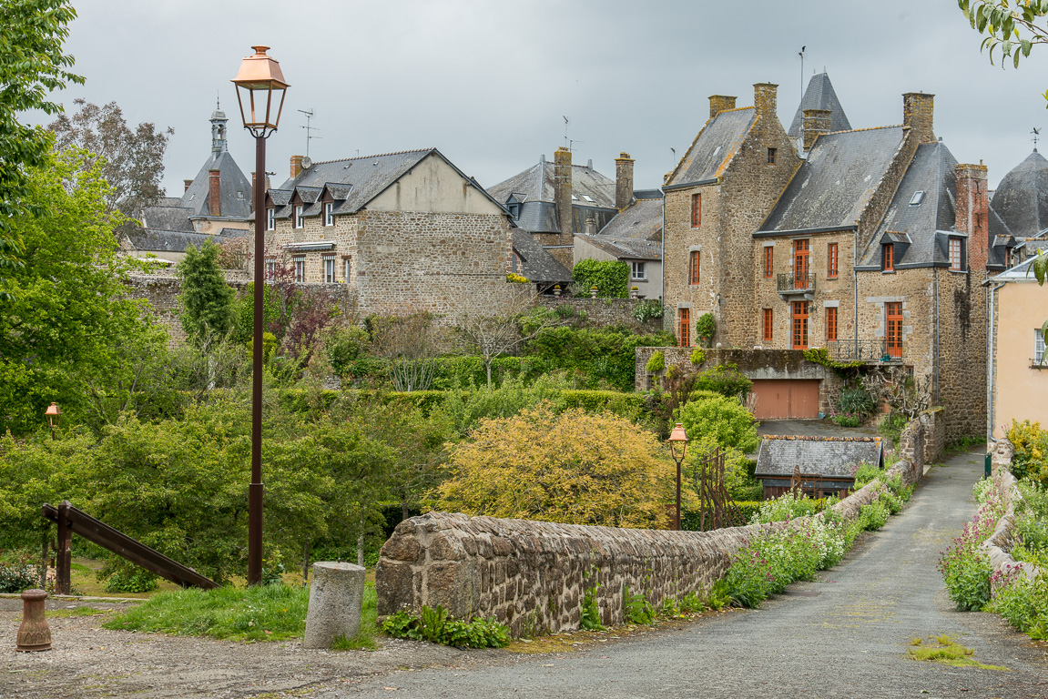 Lassay-les-Châteaux. La maison du Bailly vue depuis la rrue de l'Eglise.