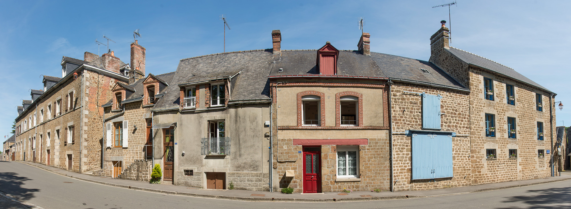 Lassay-les-Châteaux. Maisons à l'angle de la rue de Domfront.