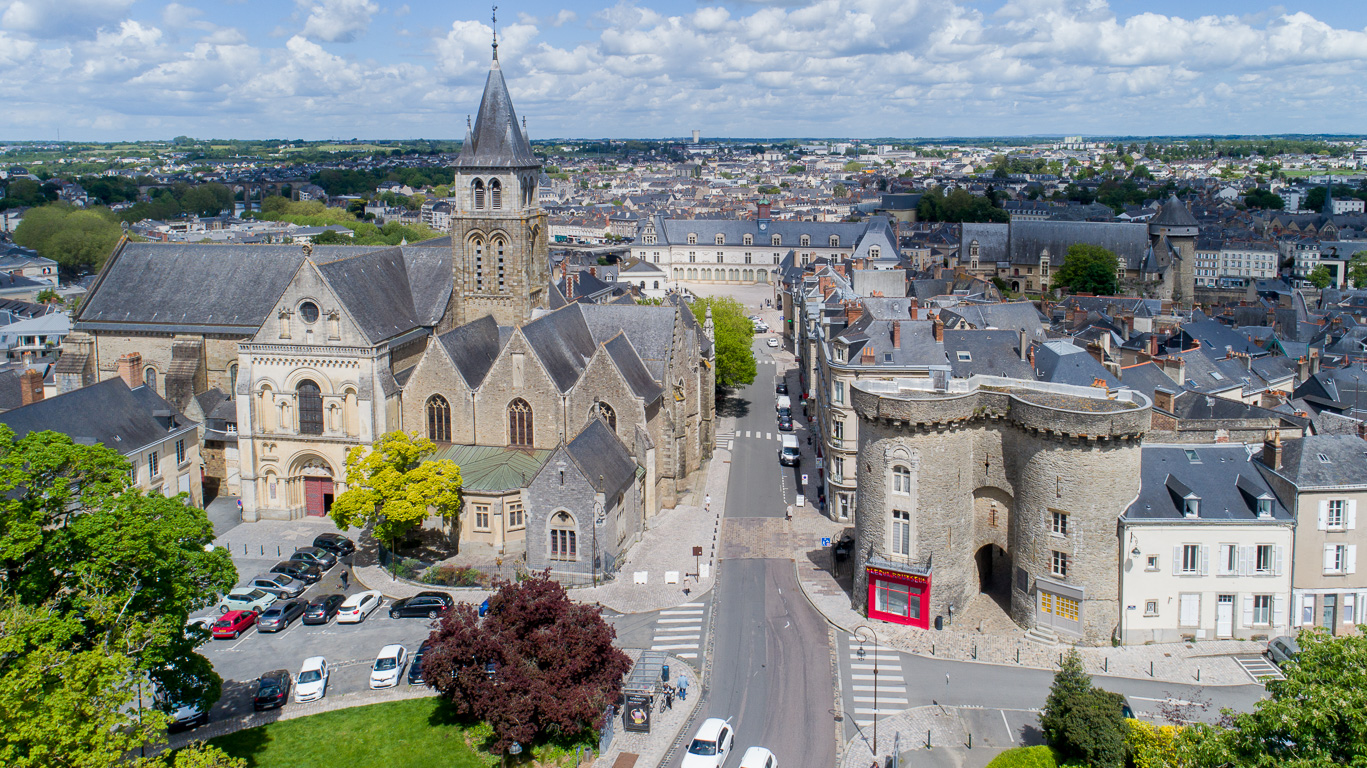 Laval. Porte Beucheresse et la cathédrale de la Trinité.