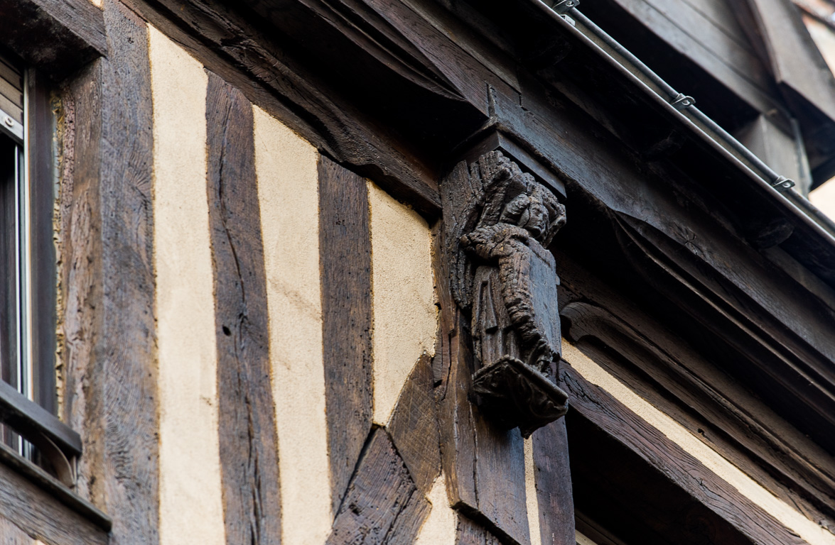 Laval. Sculptures sur la façade de l'Hôtell de Clermont.