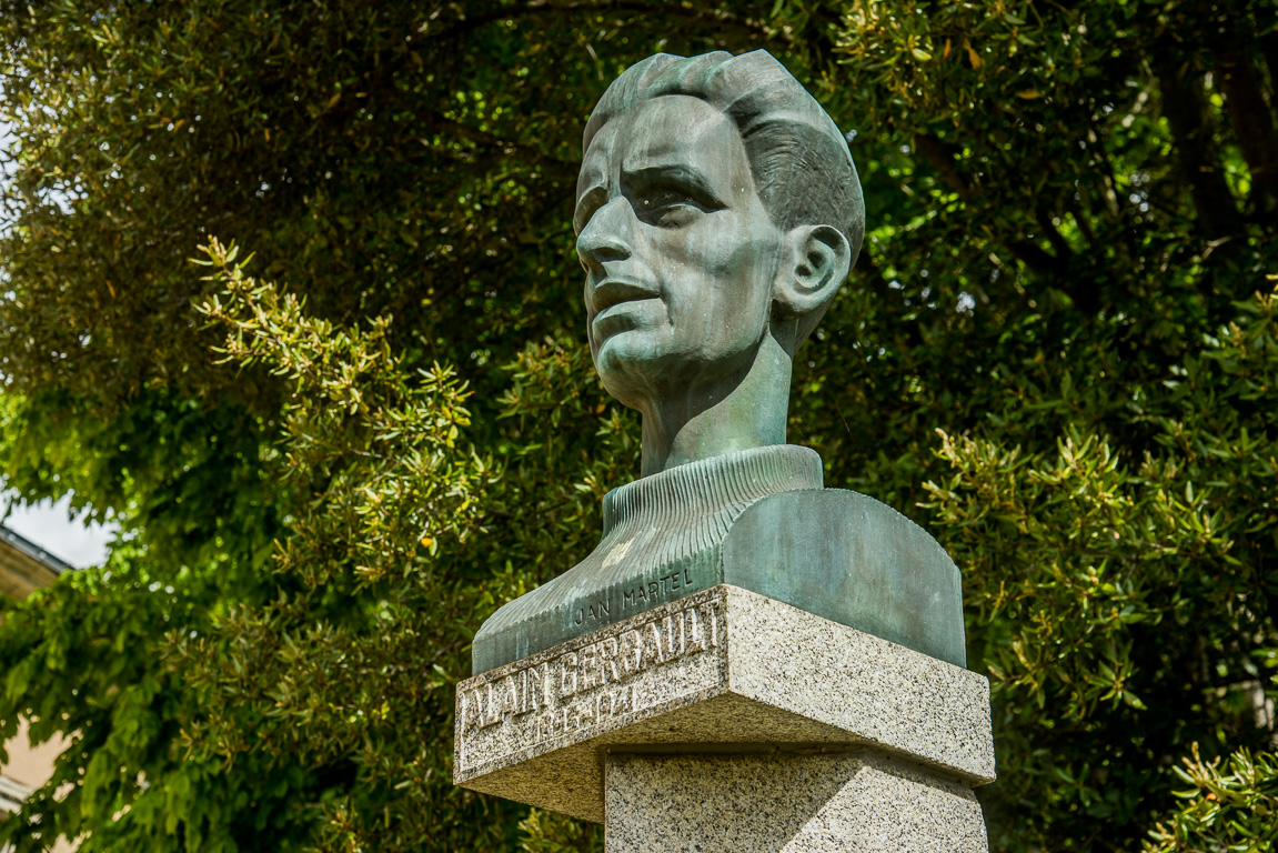 Laval. Musée Alain Gerbault dans le jardin de la Perrine.