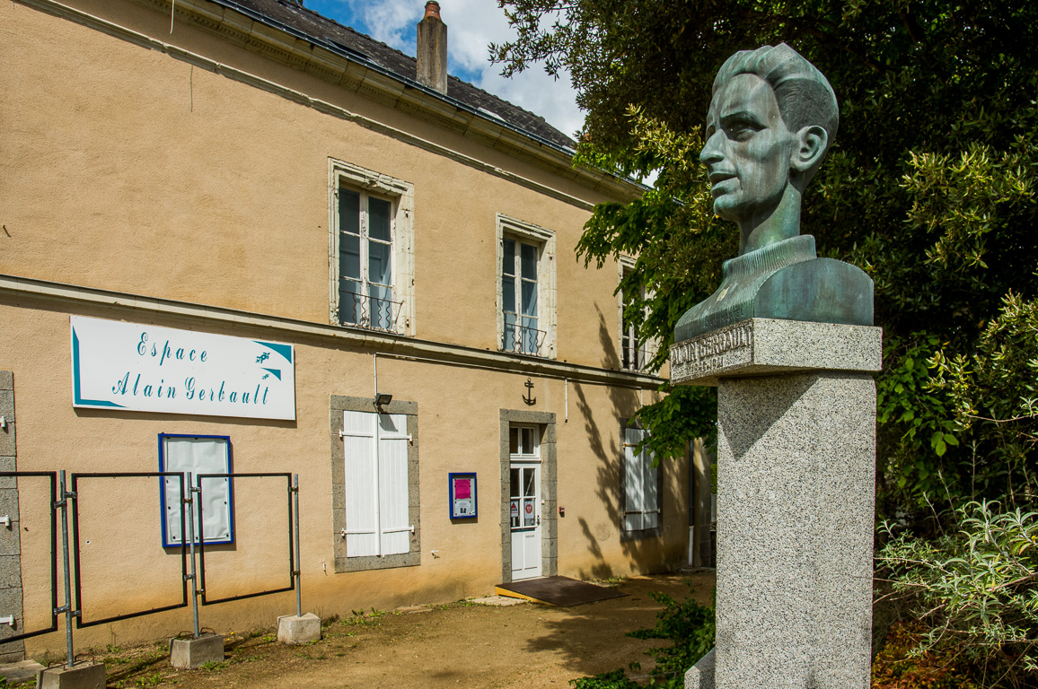 Laval. Musée Alain Gerbault dans le jardin de la Perrine.