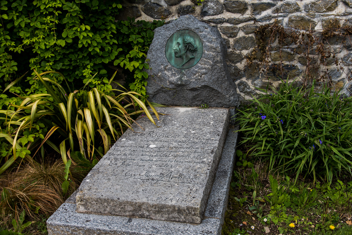 Laval. Jardin de la Perrine, tombe du Douanier Rousseau..