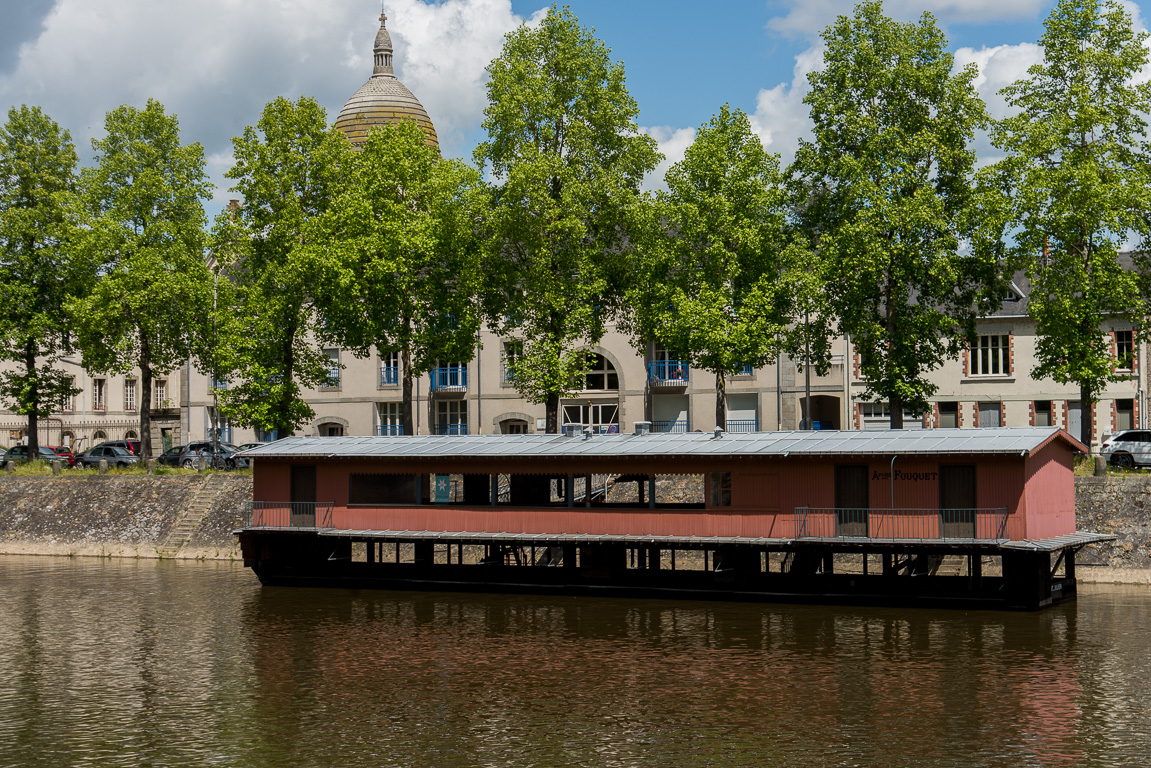 Laval. Le bateau-lavoir.