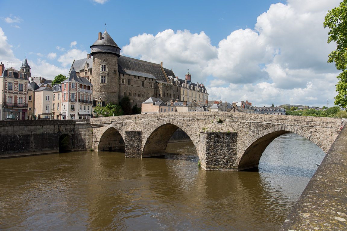 Laval. Le Vieux-Pont et le château.